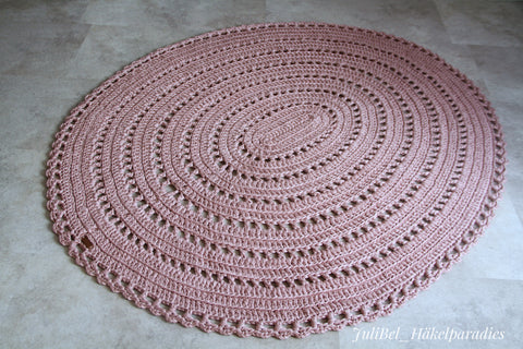 Ovaler Teppich im Landhausstil, gehäkelt aus Textilgarn oder Baumwollschnur