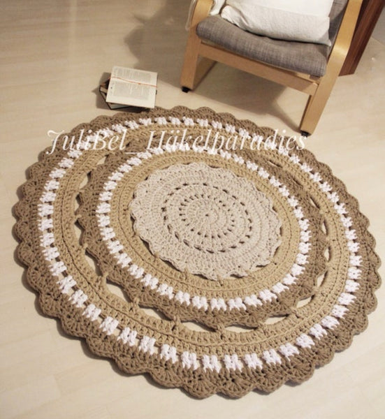 Runder Teppich im Landhausstil, gehäkelt aus Textilgarn oder Baumwollschnur