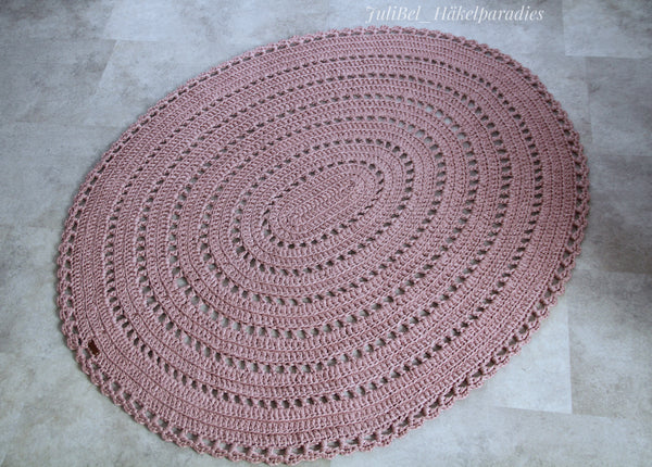 Ovaler Teppich im Landhausstil, gehäkelt aus Textilgarn oder Baumwollschnur